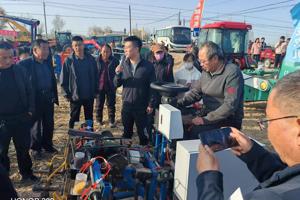 农机与汽车学院成功举办智能化气吸式蔬菜精量播种机现场演示培训会