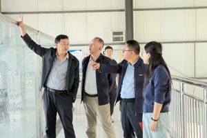 言传身教讲劳动，凝心践悟显担当——农机与汽车学院全体教师带领学院入党积极分子进行实训车间大扫除